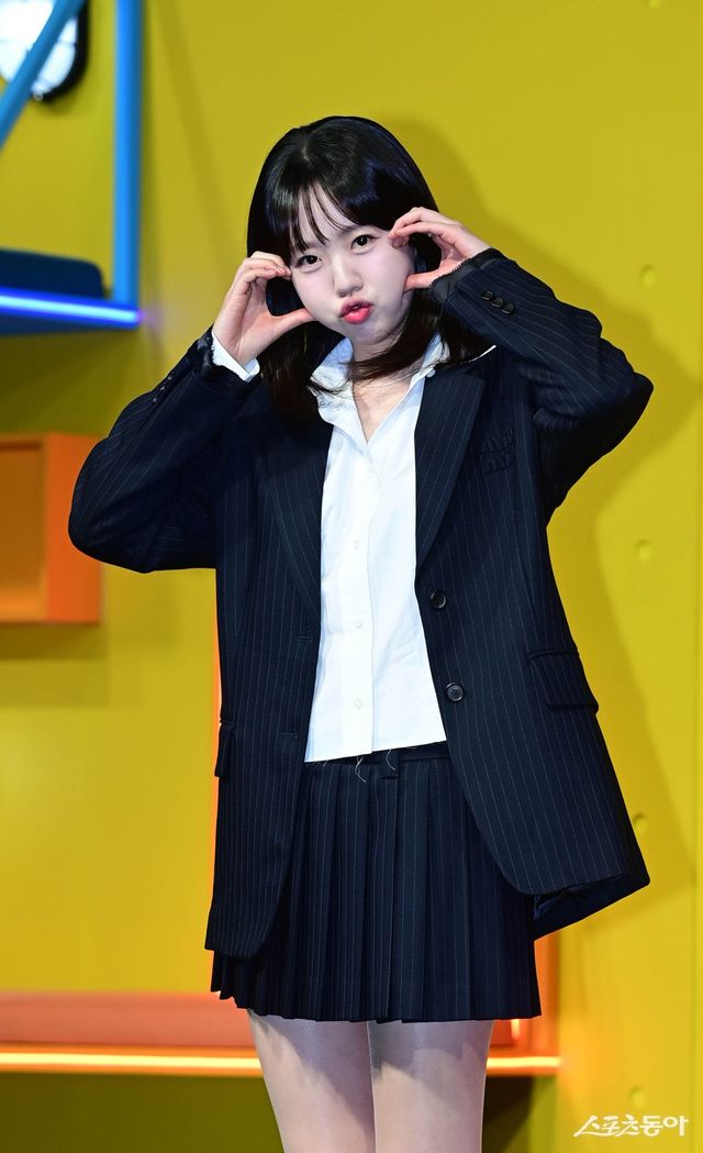 배우 지예은이 15일 서울 종로구 JW메리어트동대문스퀘어에서 열린 넷플릭스 리얼리티 프로그램 ‘대환장 기안장’ Part2 ‘절찬리 영업중‘ 기자간담회에서 포즈를 취하고 있다. 주현희 기자 teth1147@donga.com