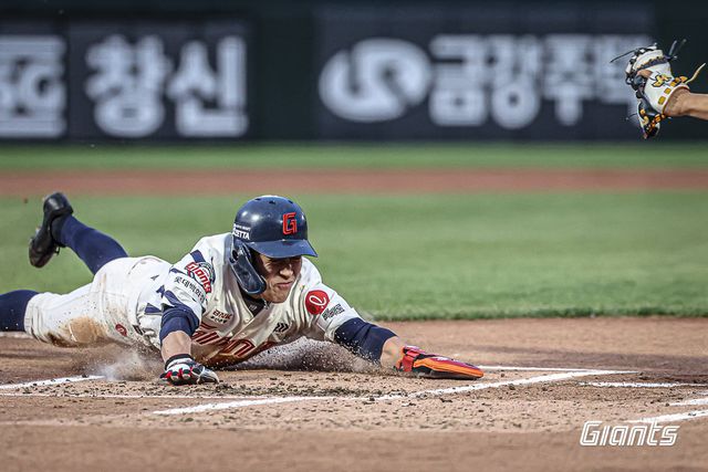 롯데 황성빈이 16일 사직 키움전 1회말 홈스틸을 시도하고 있다. 사진제공｜롯데 자이언츠