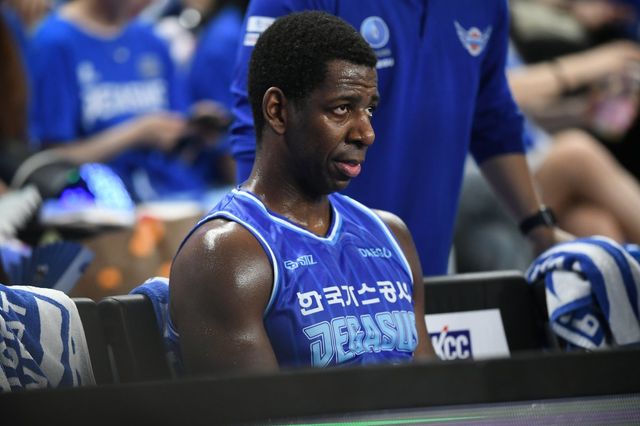 가스공사는 KT와 6강 PO 1·2차전에서 니콜슨의 공백을 실감했다. 공교롭게도 니콜슨이 돌아온 16일 3차전에선 마티앙이 발목 부상으로 이탈했다. 단기전에서 외국인선수의 공백이 아쉽기만 하다. 사진제공｜KBL