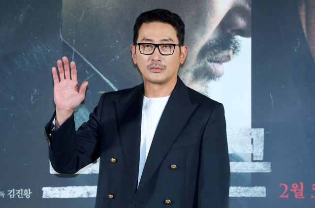 [서울=뉴시스] 김혜진 기자 = 배우 하정우가 6일 오전 서울 광진구 자양동 롯데시네마 건대입구점에서 열린 영화 ‘브로큰’ 제작보고회에서 포즈를 취하고 있다. 2025.01.06. jini@newsis.com