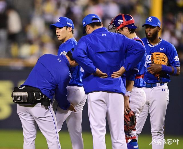 17일 서울 잠실야구장에서 열린 ‘2025 신한 SOL Bank KBO리그’ 삼성 라이온즈와 LG 트윈스의 경기에서 6회말 1사 상황에서 삼성 원태인이 허벅지에 통증을 호소하고 있다. 잠실 ｜ 주현희 기자 teth1147@donga.com