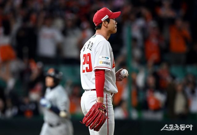 이숭용 SSG 감독이 17일 인천 한화전을 앞두고 전날 아쉬운 투구 내용을 남긴 김광현에게 신뢰를 보냈다. 김광현이 16일 인천 한화와 원정경기 4회초 1사 3루서 채은성에게 홈런을 허용한 뒤 아쉬워하고 있다. 인천｜김민성 기자 marineboy@donga.com