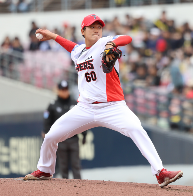 KIA 김도현이 16일 광주-기아챔피언스필드에서 열린 2025 KBO리그 KT전에 선발투수로 등판해 힘차게 공을 던지고 있다. 김도현은 올해 4경기에 선발로 등판해 평균자책점 1.93을 기록했다. 득점 지원이 많지 않아 아직까지 시즌 첫 승은 올리지 못했다. 사진제공 ｜ KIA 타이거즈