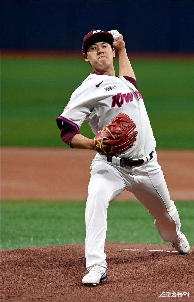 키움 정현우가 17일 사직 롯데전에 앞서 1군에서 말소됐다. 이날 병원 검진 결과 어깨 염증 소견을 받았다. 스포츠동아 DB