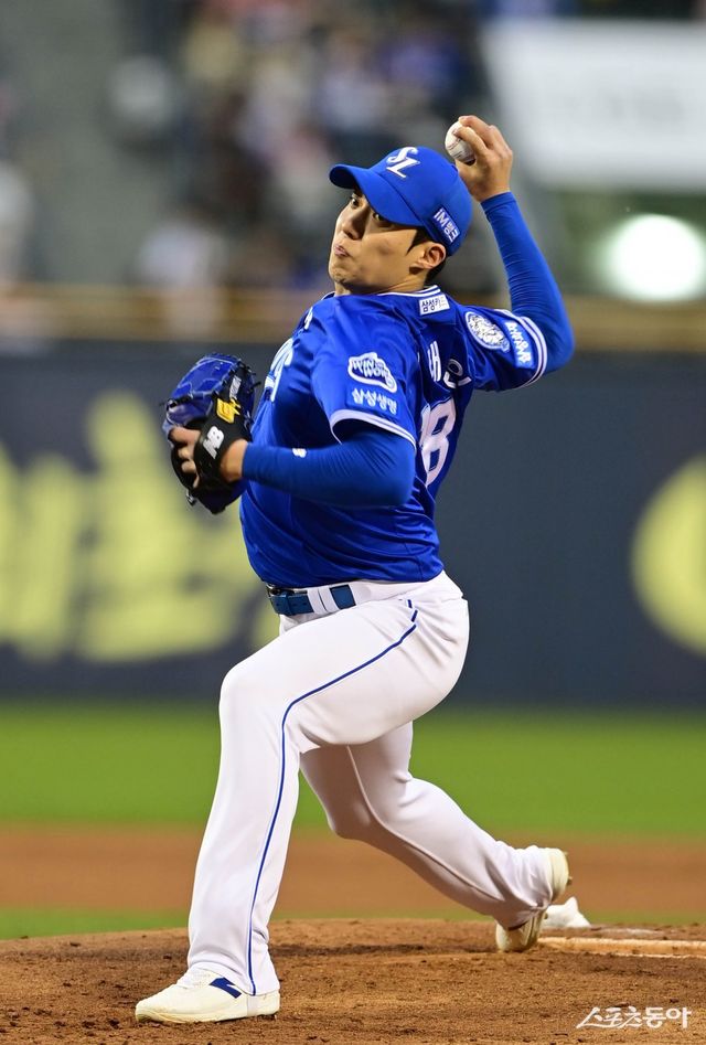 17일 서울 잠실야구장에서 열린 ‘2025 신한 SOL Bank KBO리그’ 삼성 라이온즈와 LG 트윈스의 경기에서 삼성 선발 투수 원태인이 마운드에 올라 역투하고 있다. 잠실 ｜ 주현희 기자 teth1147@donga.com