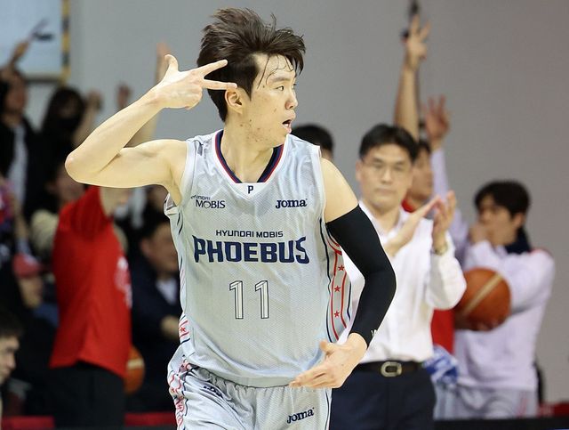 현대모비스 이우석이 17일 안양체육관에서 열린 정관장과 6강 PO 3차전에서 점·리바운드·어시스트의 활약으로 팀의 00-00 승리를 이끌었다. 4강 PO에 오른 현대모비스는 24일부터 창원 LG와 맞붙는다. 안양｜뉴시스