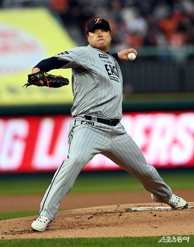 한화 류현진이 17일 인천SSG 랜더스필드에서 열린 SSG와 원정경기에 선발등판해 역투하고 있다. 한화는 SSG를 4-2로 꺾으며 올 시즌 첫 3연전 스윕을 달성했다. 인천｜김민성 기자 marineboy@donga.com