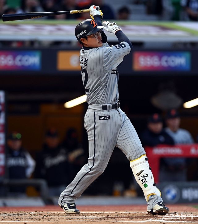 한화 주장 채은성이 16일 인천SSG 랜더스필드에서 열린 SSG와 원정경기 2회초 2사 후 우월 1점홈런을 쏘아 올리고 있다. 개막한 지 25일 만에 나온 시즌 첫 홈런이었다. 인천｜김민성 기자 marineboy@donga.com