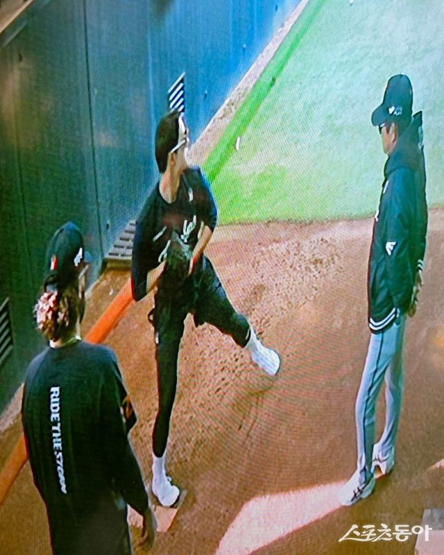 16일 인천SSG랜더스필드 3루 측 불펜에서 한화 문동주(가운데)가 외국인투수 코디 폰세(왼쪽), 양상문 투수코치와 투구 연구를 했다. 사진은 3루 덕아웃 내 불펜 CCTV 화면을 통해 본 훈련 모습. 인천｜김현세 기자 kkachi@donga.com