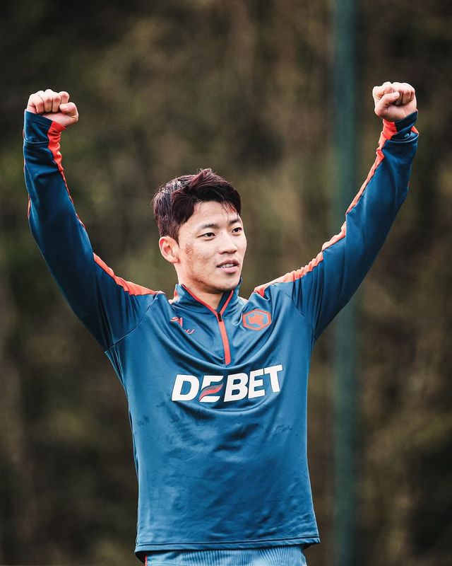 건강한 ‘황소’는 볼 수 없나? 황희찬이 근육 문제로 20일 맨유 원정을 건너뛸 수 있다는 우울한 소식이 나왔다. 페레이라 감독이 직접 황희찬의 몸상태를 언급했다. 사진출처｜울버햄턴 SNS