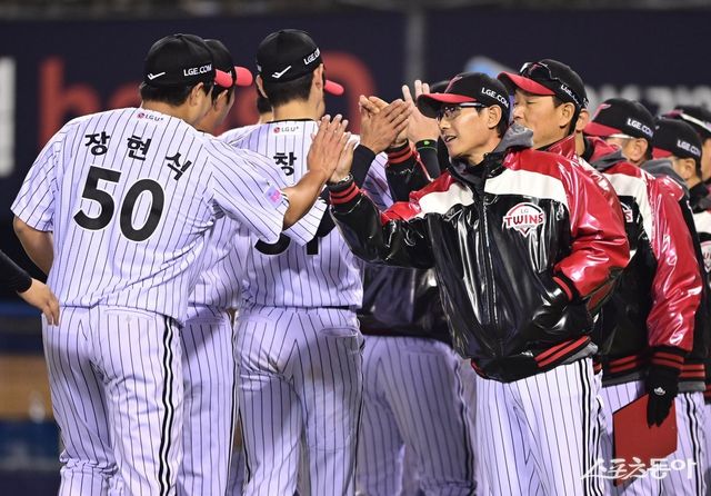 LG가 19일 인천 SSG전에서 11-4로 승리하면서 주말 3연전 위닝시리즈를 예약했다. LG는 올해 8개 팀을 상대로 일찌감치 상대전적 우위를 점했다. LG와 1승1패를 기록한 팀은 KT가 유일하다. 압도적인 ‘1강’인 LG와 상대 전적이 타 팀 순위 싸움의 변수로 등장했다. 스포츠동아DB