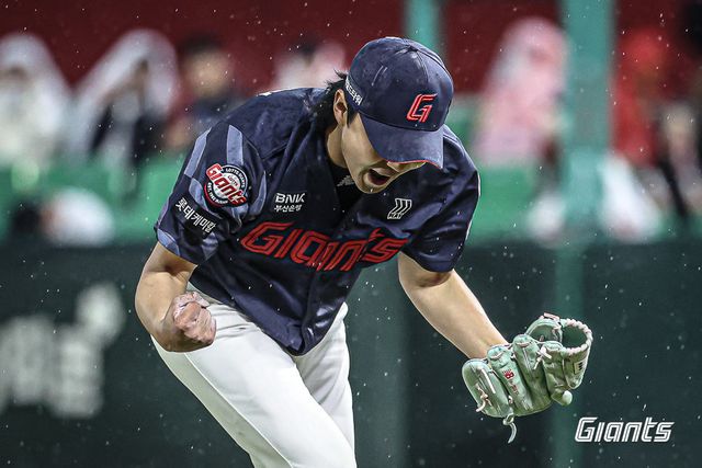 롯데 셋업맨 정철원이 지난달 27일 인천 SSG전에서 2-2로 맞선 6회말 무사 1·2루에 구원등판해 실점 없이 위기를 넘긴 뒤 포효하고 있다. 사진제공｜롯데 자이언츠