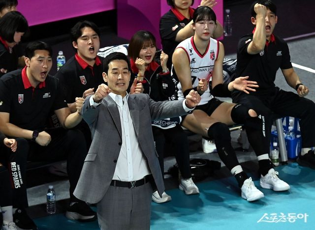 고희진 정관장 감독이 지난달 31일 인천삼산월드체육관에서 열린 흥국생명과 V리그 여자부 챔피언 결정전 1차전 원정경기에서 선수들의 득점에 환호하고 있다. 인천 ｜ 김민성 기자 marineboy@donga.com