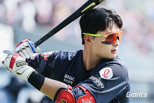 롯데 간판타자 윤동희가 2일 대전 한화전에서 일명 ‘몬스터월’을 넘기는 아치를 그렸다. 올해 타격 콘셉트는 팀배팅으로, 그에게는 팀배팅 과정에서 장타가 자연스럽게 나오는 게 이상적이다. 사진제공｜롯데 자이언츠