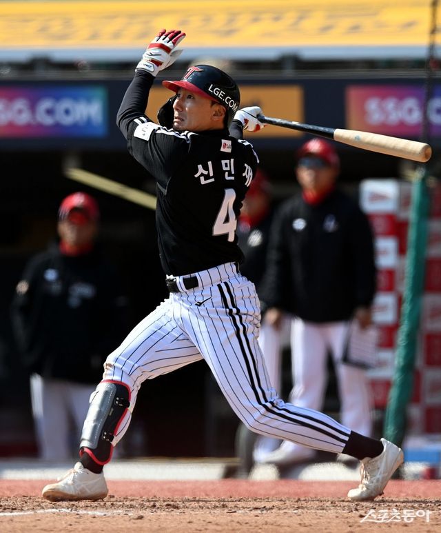 시범경기까지 타격이 살아나지 않았던 신민재가 최근 4경기에서 확실히 반등에 성공했다. 그가 올 시즌을 커이러 하이로 장식해낼지 주목된다. 스포츠동아DB.