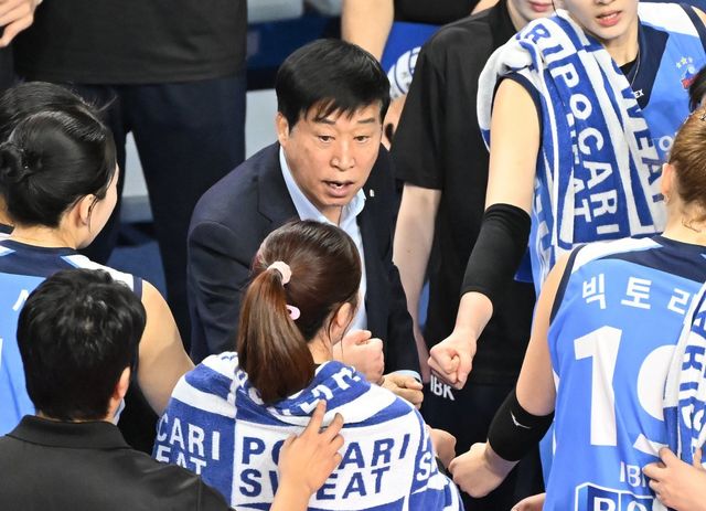 김호철 IBK기업은행 감독(가운데)은 올 시즌을 아쉬움 속에 마쳤다. 이소영과 김희진의 컨디션 난조 속에 4시즌 연속 봄배구 진출에 실패했다. 김 감독은 “팀의 완성도를 높이려면 (이)소영이와 (김)희진이가 전력에 보탬이 돼야 한다”고 당부했다. 사진제공｜KOVO