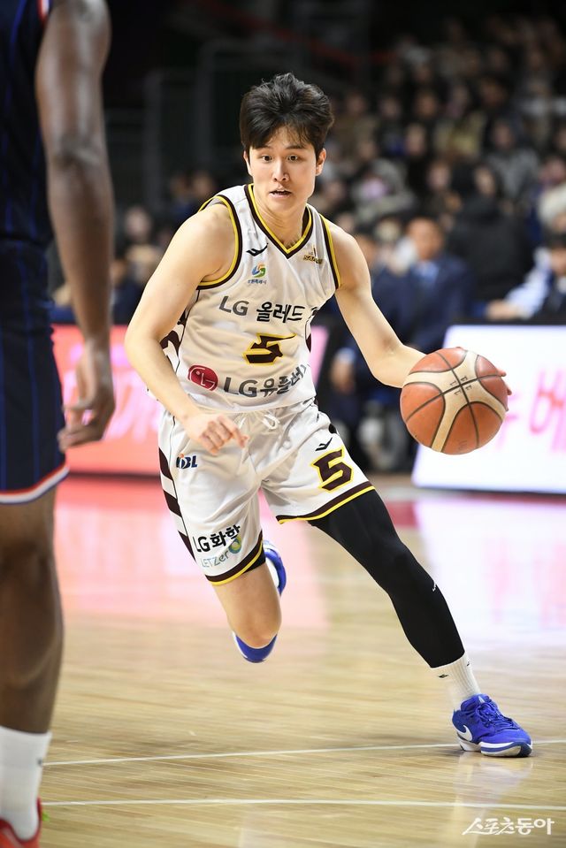 LG 양준석은 이번 시즌 주전으로 발돋움하며 확실한 성장세를 드러냈다. 그가 LG를 정규리그 2위에 올려놓고, 기량발전상까지 거머쥘지 주목된다. 사진제공｜KBL