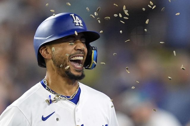 다저스가 2일(한국시간) 다저스타디움에서 애틀랜타를 3-1로 제압하고 개막 7연승을 달렸다. 1958년 뉴욕에서 로스앤젤레스로 연고지를 옮긴 이래 최다연승 기록이다. 동료들이 던진 해바라기씨를 맞고 있는 무키 베츠. LA(미 캘리포니아주)｜AP뉴시스