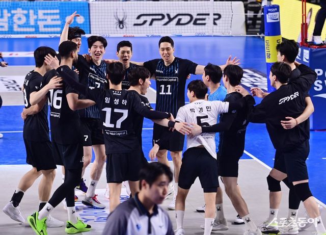 현대캐피탈 선수들이 1일 천안유관순체육관에서 열린 대한항공과 V리그 남자부 챔프 1차전에서 승리한 뒤 서로 얼싸안고 기쁨을 나누고 있다. 천안｜주현희 기자 teth1147@donga.com