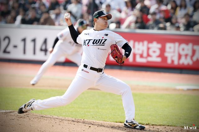 KT 소형준은 1일 열릴 예정이었던 수원 LG전이 취소됨에 6일 인천 SSG전에서 시즌 2번째 선발등판을 하게 됐다. 수술 이력이 있는 그는 당분간 일주일에 2차례 선발등판하는 일정을 소화하진 않는다. 사진제공｜KT 위즈