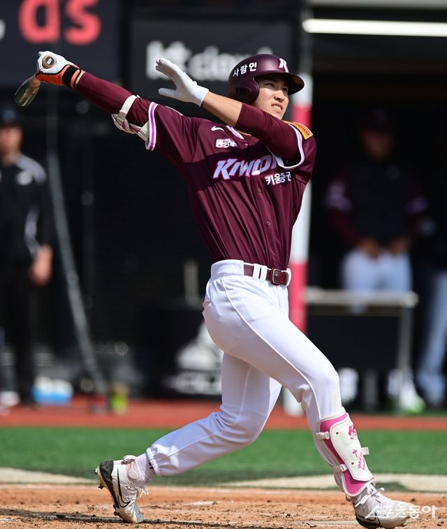 키움 히어로즈 이주형이 2일 두산 베어스전에서 올 시즌 첫 홈런을 쳐냈다. 비거리 126.1m의 대형 홈런이었다. 스포츠동아 DB