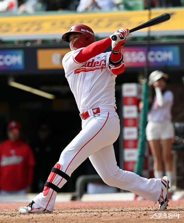 SSG 내야수 최정이 지난달 31일과 1일에 걸쳐 우측 햄스트링 검진을 받았다. 지난달 17일에 햄스트링 부상을 입은 최정의 두 번째 병원 검진이다. SSG는 “검진 결과 90% 회복 소견을 받았다”며 긍정적인 소식을 전했다. 최정은 4월 안에 1군에 돌아올 전망이다. 스포츠동아DB