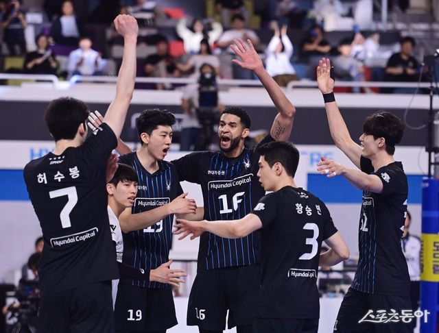 허수봉(7번), 레오(가운데) 등 현대캐피탈 선수들이 1일 천안유관순체육관에서 열린 대한항공과 V리그 남자부 챔프 1차전 도중 득점하자, 서로를 격려하고 있다. 천안｜주현희 기자 teth1147@donga.com