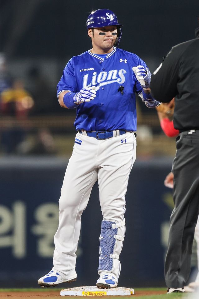 삼성 박병호가 2일 광주-기아챔피언스필드에서 열린 KIA와 원정경기 8회초 2타점 적시 2루타를 날린 뒤 베이스를 밟고 있다. 박병호는 이 안타로 개인통산 3000루타를 기록하며 팀의 4-2 승리를 이끌었다. 사진제공｜삼성 라이온즈