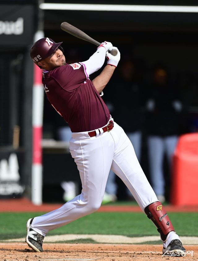 키움 히어로즈 카디네스는 2025시즌 초 가장 뜨거운 타자 중 한 명이다. 타격뿐 아니라 13살 때까지 미식축구 팀에서 쿼터백을 맡았던 강견을 살린 우익수 수비 역시 그의 강점이다. 스포츠동아 DB