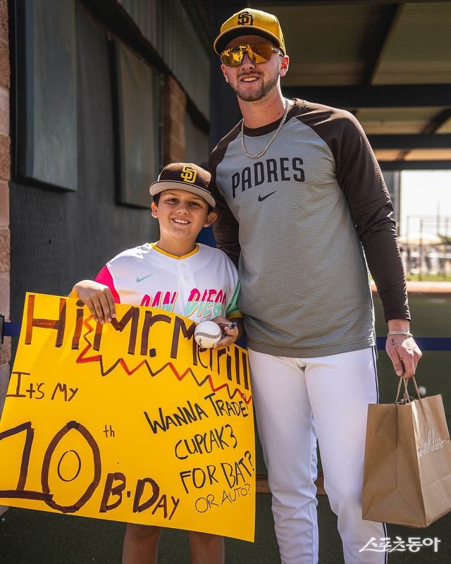 샌디에이고 외야수 잭슨 메릴(오른쪽)이 스프링 트레이닝 도중 자신을 찾아온 어린이 팬과 사진을 찍고 있다. 생일을 맞은 어린이 팬이 ‘컵케이크와 배트를 교환하지 않겠느냐’고 하자, 메릴은 자신의 배트를 기꺼이 내줬다. 사진출처｜샌디에이고 파드리스 인스타그램