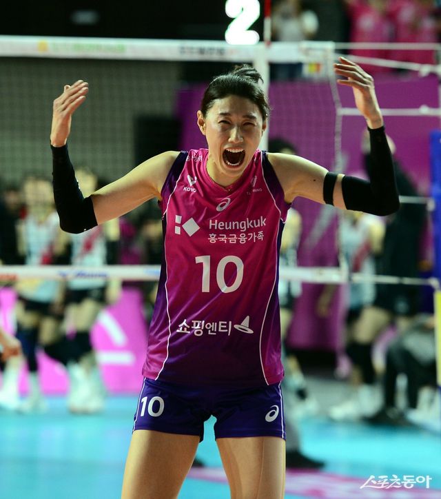 김연경이 2일 인천삼산월드체육관에서 정관장과 ‘도드람 2024-2025 V리그’ 여자부 챔프 2차전에서 3-2로 이긴 뒤 기뻐하고 있다. 이날 22점과 공격 성공률 43.90%를 마크한 그는 승부의 분수령이 된 5세트에서 6점과 66.67%를 뽑으며 팀의 역전승에 앞장섰다.인천 ｜ 김민성 기자 marineboy@donga.com