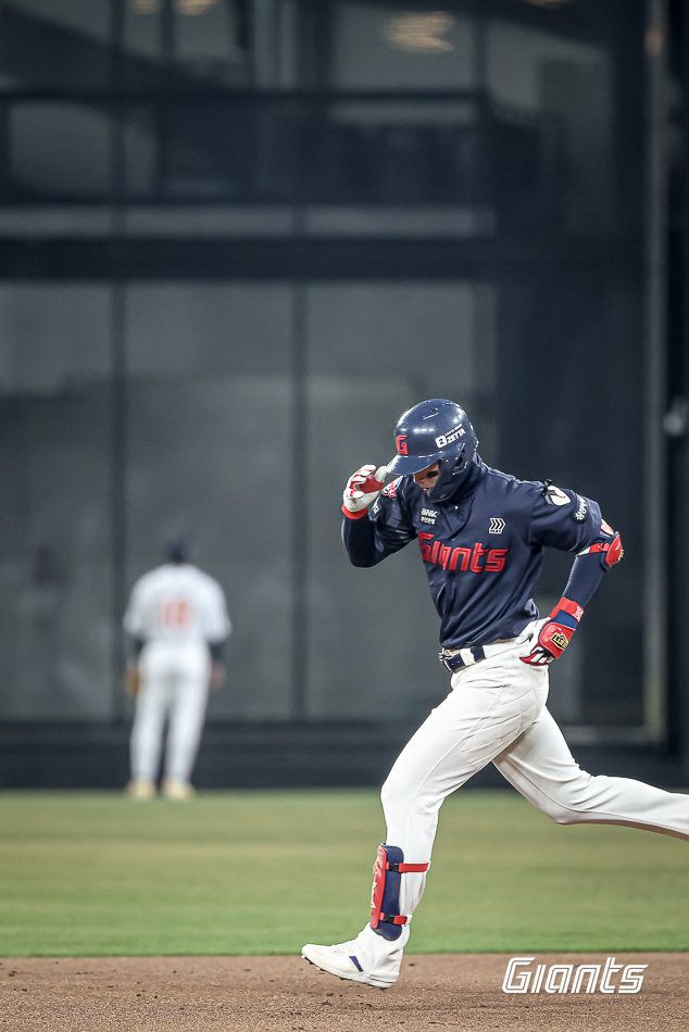 롯데 간판타자 윤동희가 2일 대전 한화전에서 일명 ‘몬스터월’을 넘기고 누상을 돌고 있다. 윤동희 뒤에 보이는 ‘몬스터월’은 높이가 8m에 이르는 거대 담장이다. 사진제공｜롯데 자이언츠