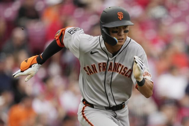 이정후가 2일 휴스턴과 원정경기에서 2루타를 뽑아냈다. 이정후는 개막 5연속경기 출루에 성공했고, 4연속경기 안타 및 3연속경기 2루타 행진까지 이어갔다. AP뉴시스