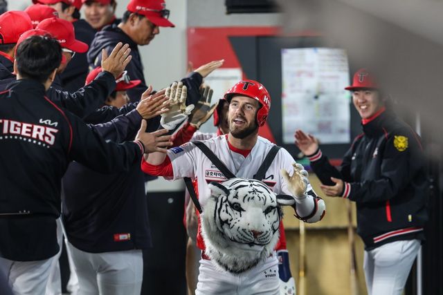 KIA 위즈덤이 2일 광주-기아챔피언스필드에서 열린 2025 KBO리그 삼성 라이온즈전에서 3회말 좌월 선제 2점홈런을 때린 뒤 동료들의 환호를 받고 있다. 위즈덤은 1사 1루 상황에서 최원태의 초구 커브를 놓치지 않고 그대로 잡아당겨 대포를 만들었다. 타구 속도는 무려 시속 171㎞가 나왔다. 사진제공｜KIA 타이거즈