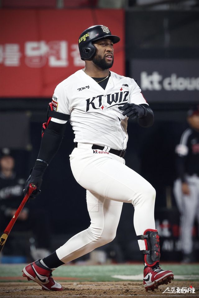 KT 멜 로하스 주니어가 2일 수원 LG전 1회말 2사 2루서 우월 2점홈런을 때리고 있다. KT는 1회말에만 대거 8점을 뽑아 LG의 개막 8연승을 저지했다. 사진제공｜KT 위즈