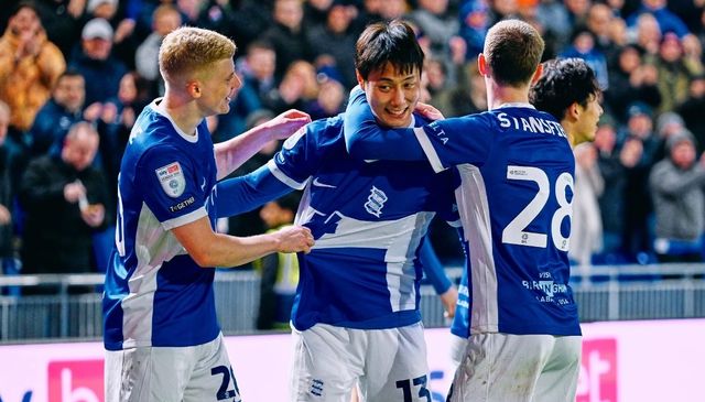 버밍엄 백승호(가운데)가 부상에서 복귀했다. 지난달 20일 국가대표팀 일정이었던 오만과 홈경기에서 햄스트링을 다쳤지만, 이달 2일(한국시간) 브리스톨 로버스와 원정경기에서 그라운드를 밟았다. 사진은 3월 12일 스티브너지와 홈경기 후반 2분 득점 후 동료들의 축하를 받고 있는 백승호. 사진출처｜버밍엄 홈페이지