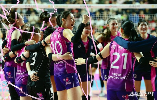 흥국생명 선수들이 2일 인천삼산월드체육관에서 열린 정관장과 ‘도드람 2024-2025 V리그’ 여자부 챔프 2차전 홈경기에서 3-2 역전승을 거뒀다. 흥국생명은 6시즌 만의 챔피언 결정전 우승이자 4번째 통합우승까지 1승만을 남겼다. 인천 ｜ 김민성 기자 marineboy@donga.com