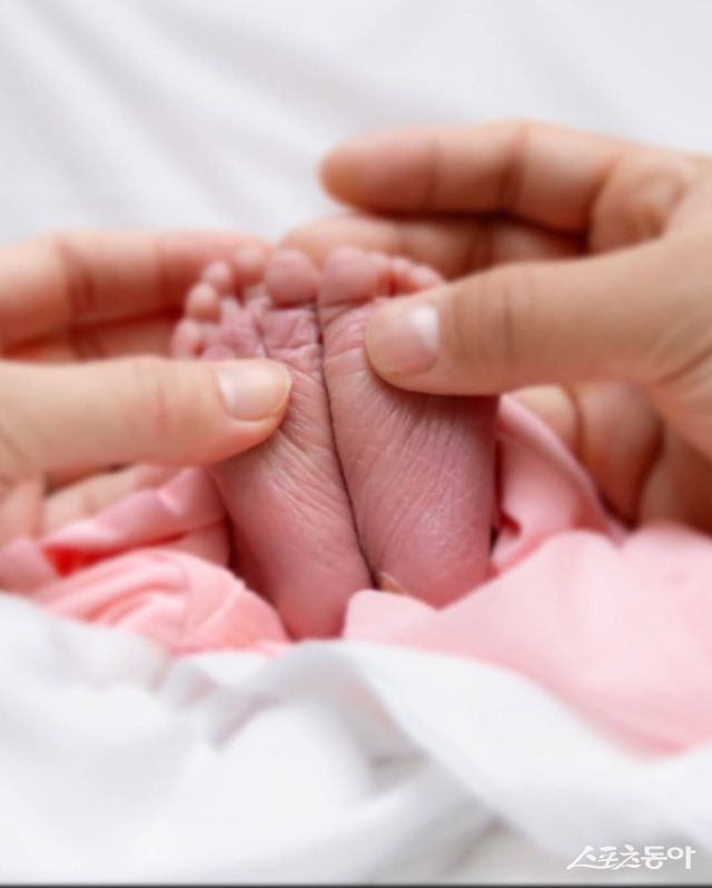 오타니 쇼헤이가 20일(한국시간) SNS에 올린 딸의 발바닥 사진. 사진출처｜오타니 쇼헤이 인스타그램