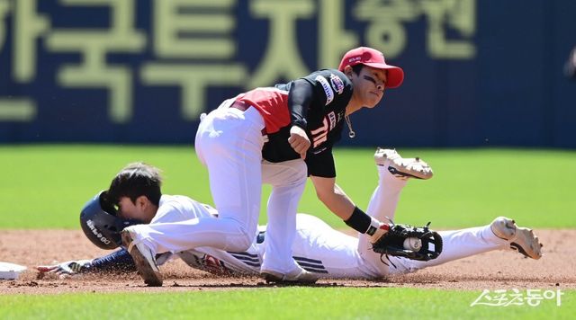 20일 서울 잠실야구장에서 열린 ‘2025 신한 SOL Bank KBO리그’ KIA 타이거즈와 두산 베어스의 경기에서 2회말 2사 1루 두산의 삼진 아웃 때 KIA 박찬호가 송구된 볼을 잡고 있다. 잠실 ｜ 주현희 기자 teth1147@donga.com