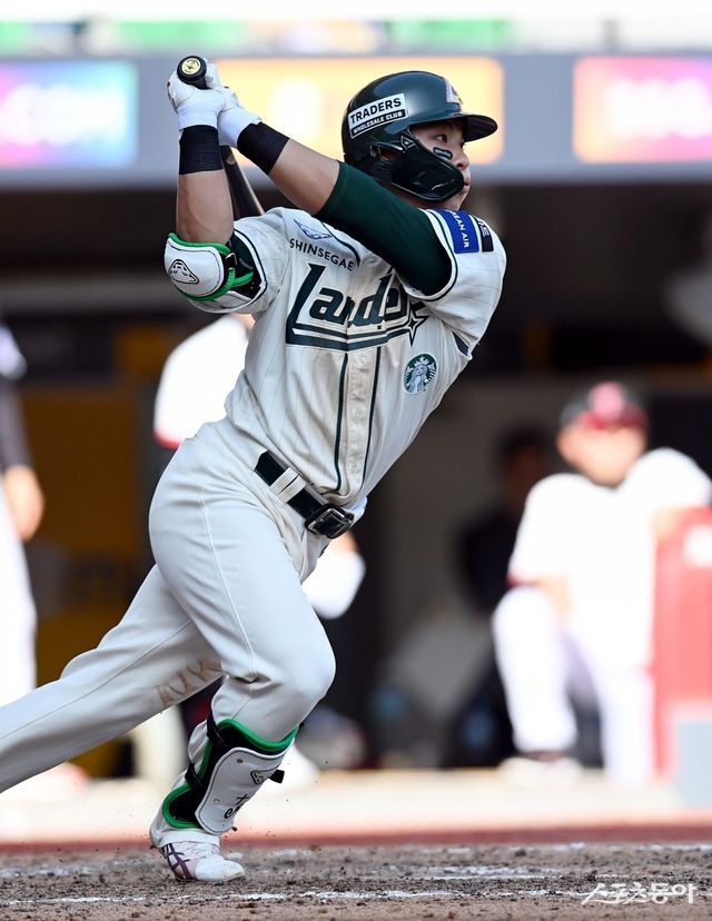 20일 인천 SSG 랜더스필드에서 ‘2025 신한 SOL 뱅크 KBO리그’ SSG 랜더스와 LG 트윈스의 경기가 열렸다. 7회말 1사 1, 2루에서 SSG 최준우가 1타점 적시타를 날리고 있다. 인천 ｜ 김민성 기자 marineboy@donga.com