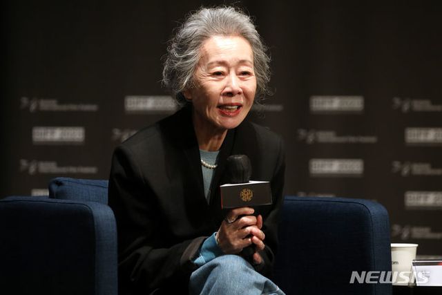 [부산=뉴시스] 박진희 기자 = 윤여정 배우가 6일 부산 해운대구 KNN 시어터에서 제28회 부산국제영화제 ‘액터스 하우스’ 행사를 하고 있다. . 2023.10.06. pak7130@newsis.com