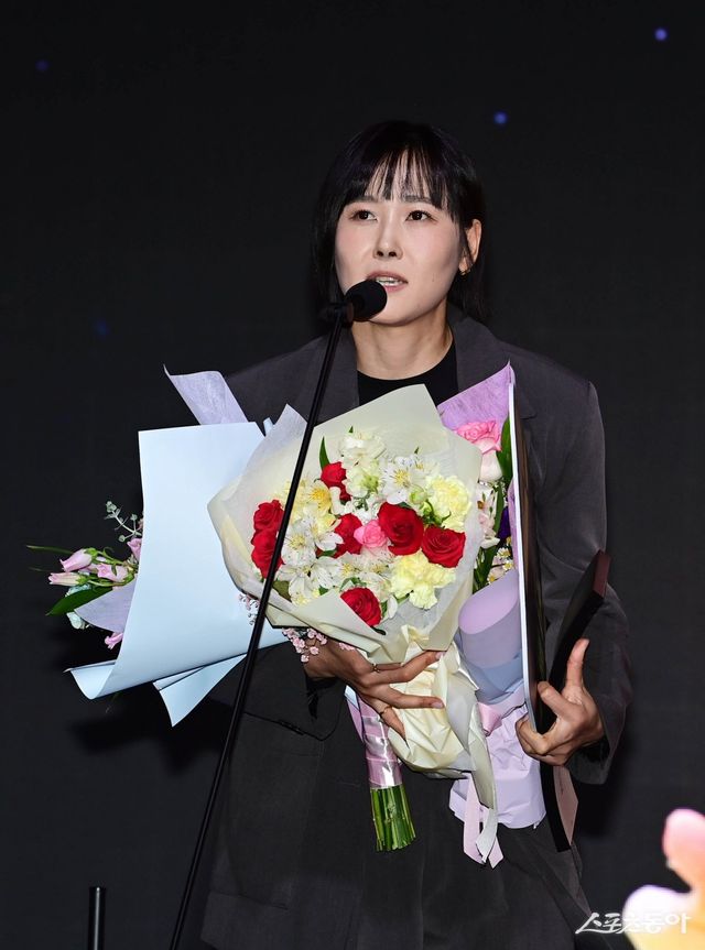 한국도로공사 리베로 임명옥이 14일 서울 서대문구 스위스그랜드호텔에서 열린 ‘도드람 2024~2025 V리그 어워즈’에서 여자부 베스트 7 리베로 부문을 시상하며 소감을 말하고 있다. 역대 최고 리베로로 평가받는 그는 적지 않은 나이에도 ‘나이는 숫자에 불과하다’는 마음으로 새 시즌을 준비한다. 주현희 기자 teth1147@donga.com