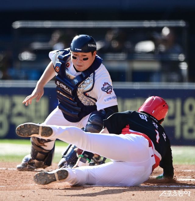 20일 서울 잠실야구장에서 열린 ‘2025 신한 SOL Bank KBO리그’ KIA 타이거즈와 두산 베어스의 경기에서 7회초 1사 2, 3루 KIA의 땅볼 때 두산 양의지가 3루주자에게 실점하고 있다. 잠실 ｜ 주현희 기자 teth1147@donga.com