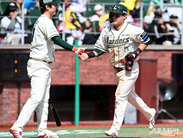 20일 인천 SSG 랜더스필드에서 ‘2025 신한 SOL 뱅크 KBO리그’ SSG 랜더스와 LG 트윈스의 경기가 열렸다. 2회말 2사 2루에서 적시타 때 SSG 최준우가 득점 후 동료의 환영을 받고 있다. 인천 ｜ 김민성 기자 marineboy@donga.com
