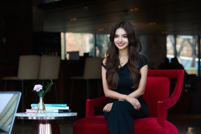 “같은 아시아인으로서 케이 뷰티를 더 널리 세상에 알리고 싶었어요.” 메가 인플루언서이자 발리우드 톱 배우인 아누쉬카 센은 모국인 인도에 우리의 미(美)를 적극 전파하는 ‘케이 뷰티 전도사’로 큰 영향력을 발휘하고 있다. 사진제공|아시아랩