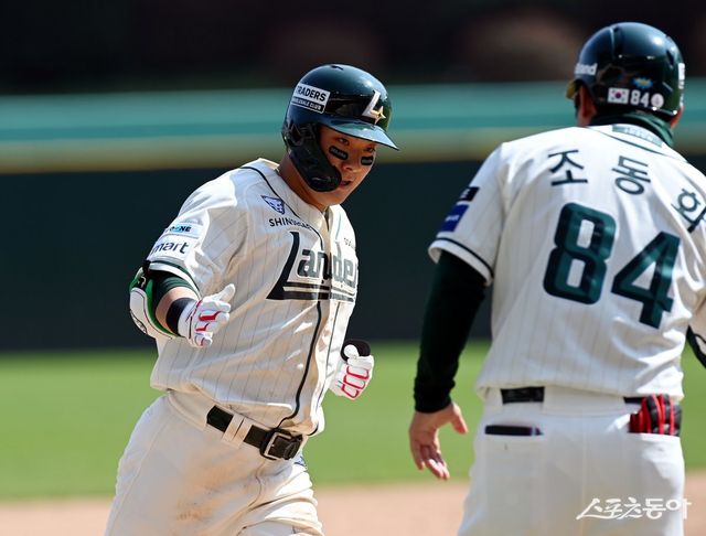 20일 인천 SSG 랜더스필드에서 ‘2025 신한 SOL 뱅크 KBO리그’ SSG 랜더스와 LG 트윈스의 경기가 열렸다. 3회말 2사 2루에서 SSG 최준우가 투런 홈런을 쏘아 올린 후 코치의 환영을 받고 있다. 인천 ｜ 김민성 기자 marineboy@donga.com