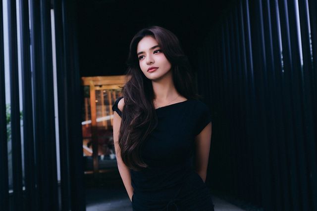 인터뷰에서 발리우드의 화려한 군무가 화제에 오르자, 아누쉬카 센은 “흥의 민족이란 말을 들어봤다”라고 하곤, 한국과 자신의 모국 인도를 묶는 ‘공통 분모’인 것 같다며 환한 미소를 지었다. 사진제공|아시아랩