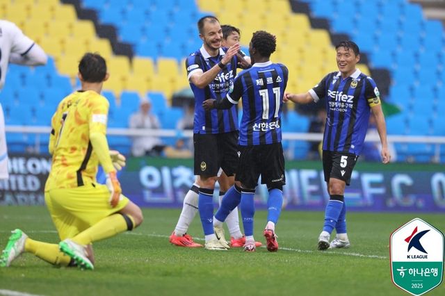 인천 무고사(왼쪽에서 2번째)가 19일 인천축구전용경기장에서 열린 천안시티와 2025시즌 K리그2 8라운드 홈경기에서 1-0으로 앞선 전반 30분 추가 골을 넣고 기뻐하고 있다. 3-0으로 이긴 인천은 K리그2 선두를 지켰다. 사진제공｜한국프로축구연맹