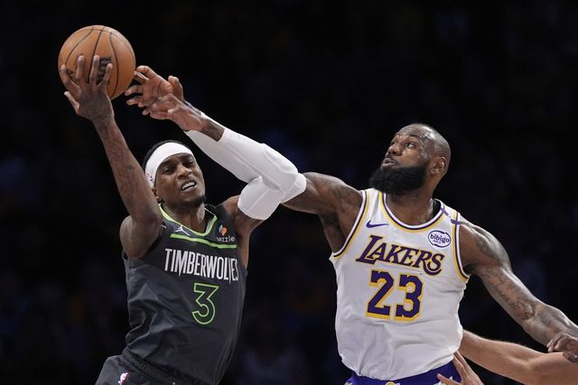 미네소타 제이든 맥다니엘스(왼쪽)가 20일 크립토닷컴아레나에서 열린 LA 레이커스와 NBA PO 1라운드 1차전에서 르브룬 제임스를 상대로 공격을 시도하고 있다. 맥다니엘스는 이날 25점·9리바운드의 활약으로 팀의 117-95 승리를 이끌었다. LA｜AP뉴시스