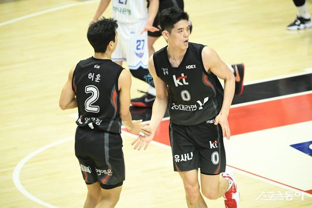 KT가 20일 열린 6강 PO 5차전에서 가스공사를 78-76으로 꺾고 4강 PO에 올랐다. 팀 최다 19점을 올린 하윤기(오른쪽)와 위닝샷을 성공한 허훈(왼쪽)의 활약이 돋보인 한판이었다. KT는 4강 PO에서 SK를 상대한다. 사진제공｜KBL